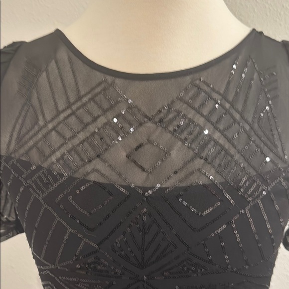 Elegant Black Blouse with Sophisticated Style - Picture 2 of 7